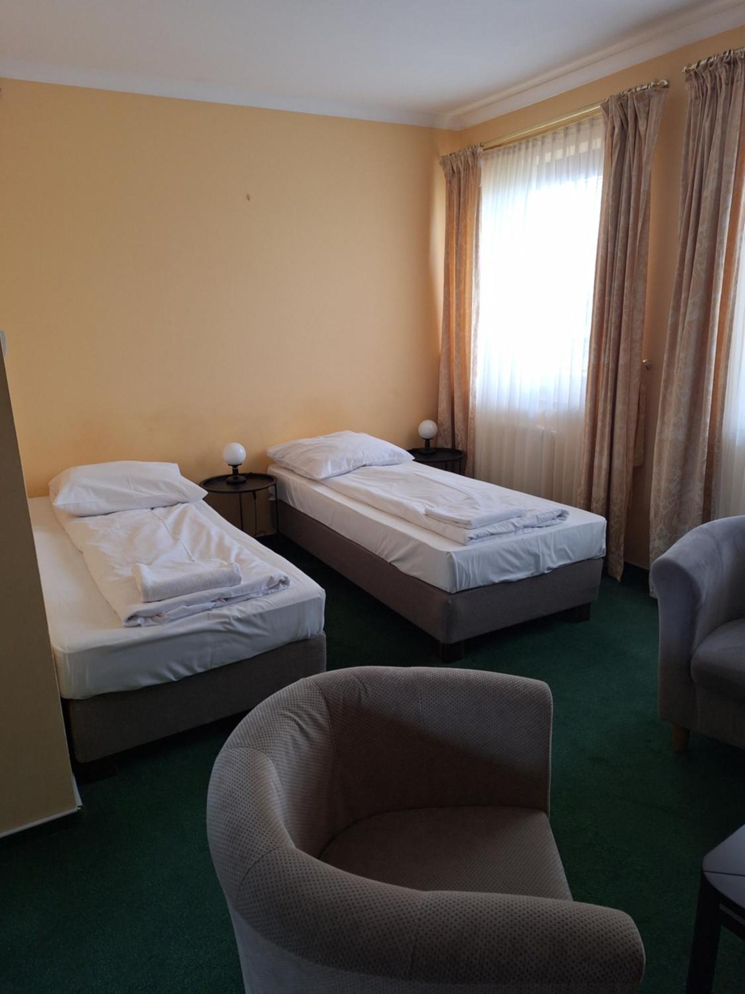 Hotel Malwa ออสทรุฟ วีแยลคอพพอลสกี ภายนอก รูปภาพ